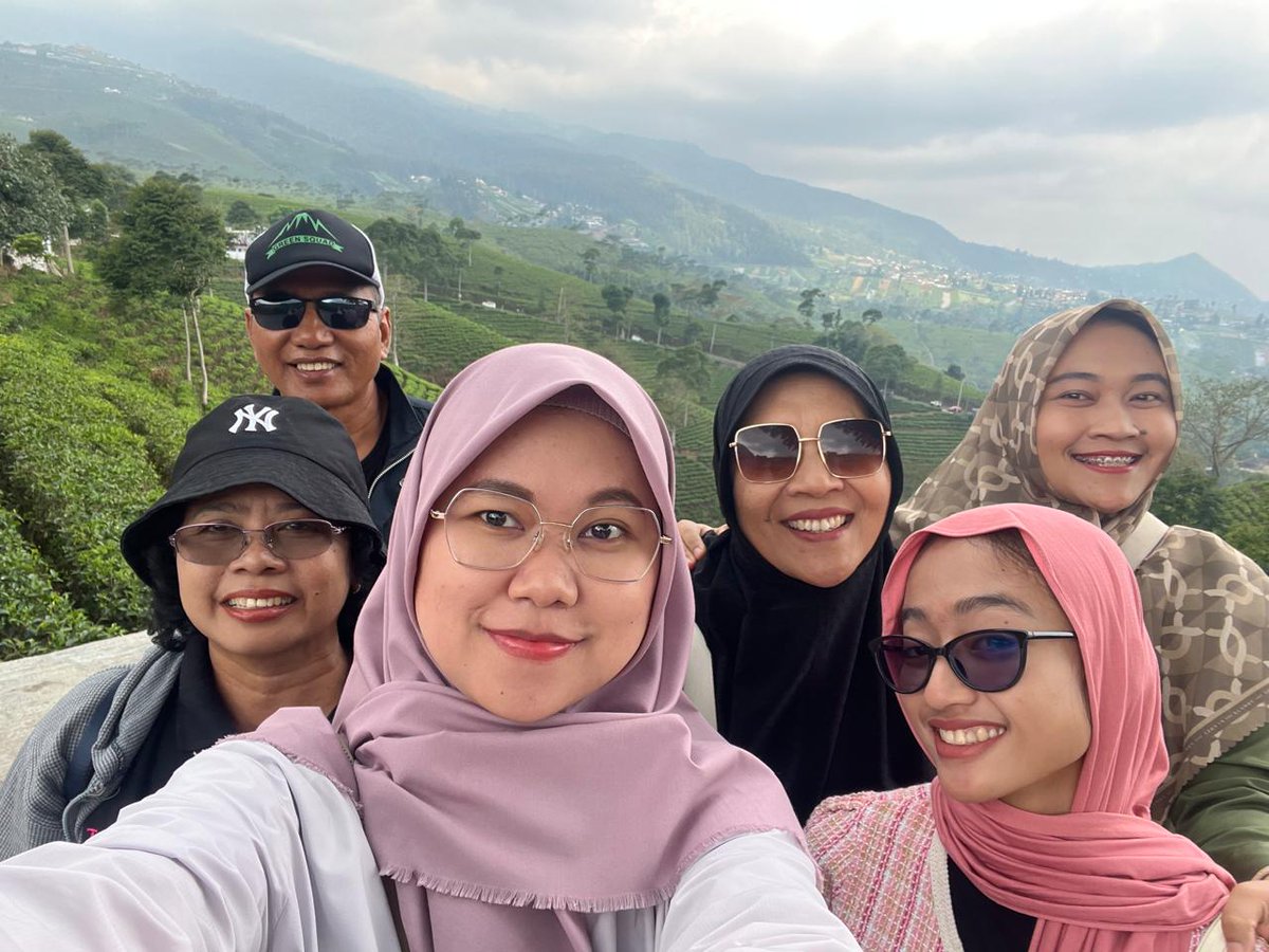 Aku tidak memiliki 
waktu untuk 
menyaingi 
siapapun, karena 
aku sudah sudah 
kewalahan 
berlomba 
menyaingi hawa 
nafsuku sendiri.

Yang terkadang 
ia berhasil 
mengalahkanku.

___________🥹📿🤍