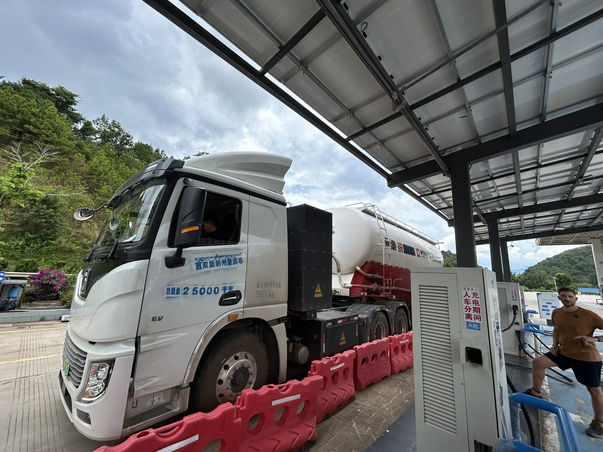 Spotted this 600kwh truck getting a charge in Yunnan last week. Just getting on with it. Ironic if it was transporting petrol.