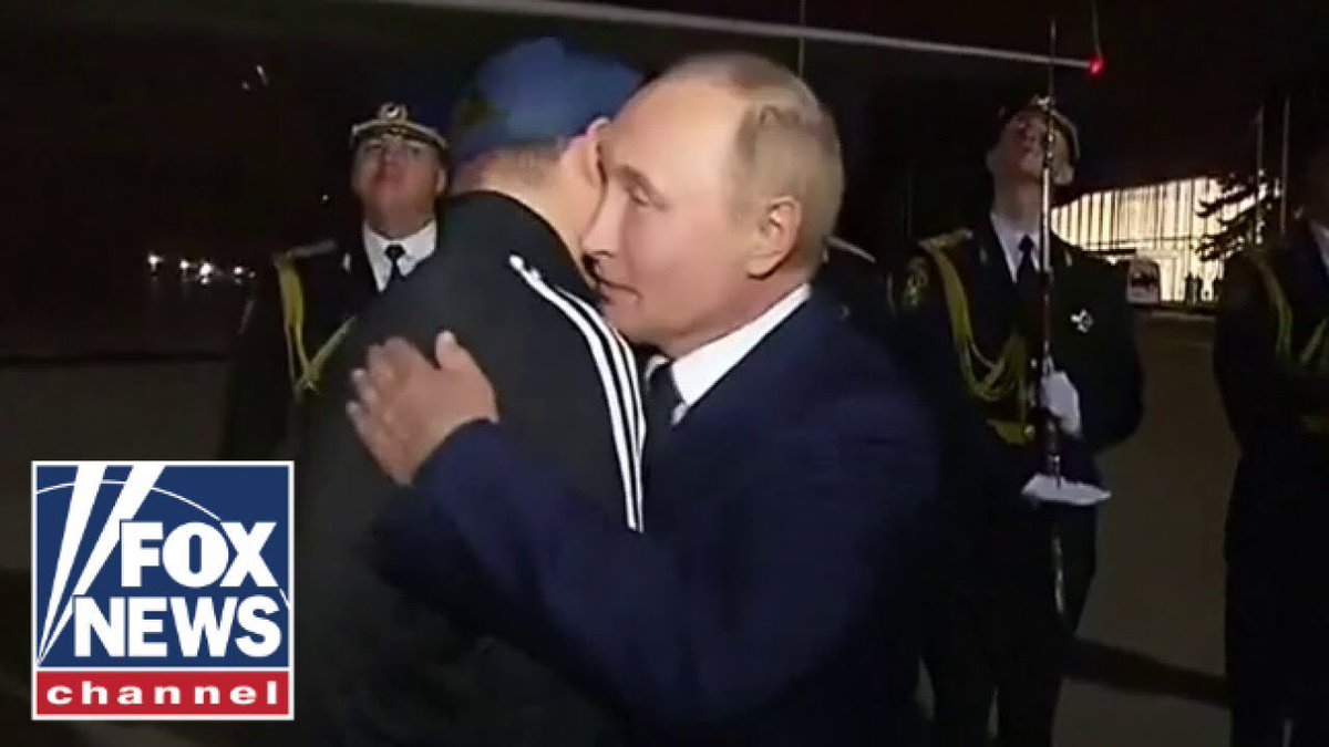 BorisAbramich's tweet photo. С. Садальский вспомнил мужчину, которого обнимал В. Путин.
,,Это официант из гостиницы ,,Русь’’ в Светлогорске, который обслуживал Собчак. Утром Анатолий Александрович скончался на руках Шабтая’’ - рассказал актёр. https://t.co/SKVjbIf3QM