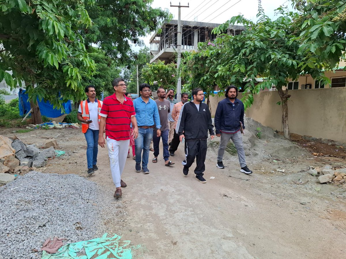 Today's Inspection (02.08.24) at Alwal circle.
1) Inspection of SWD and CC roads works to be taken up at the following places.
a) Banda Basthi, Alwal ward
b) Fatherbalaiah Nagar, Machabollaram ward
C) West Venkatapuram, Kamalaya Enclave, Prashanthi enclave in venkatapuram ward.