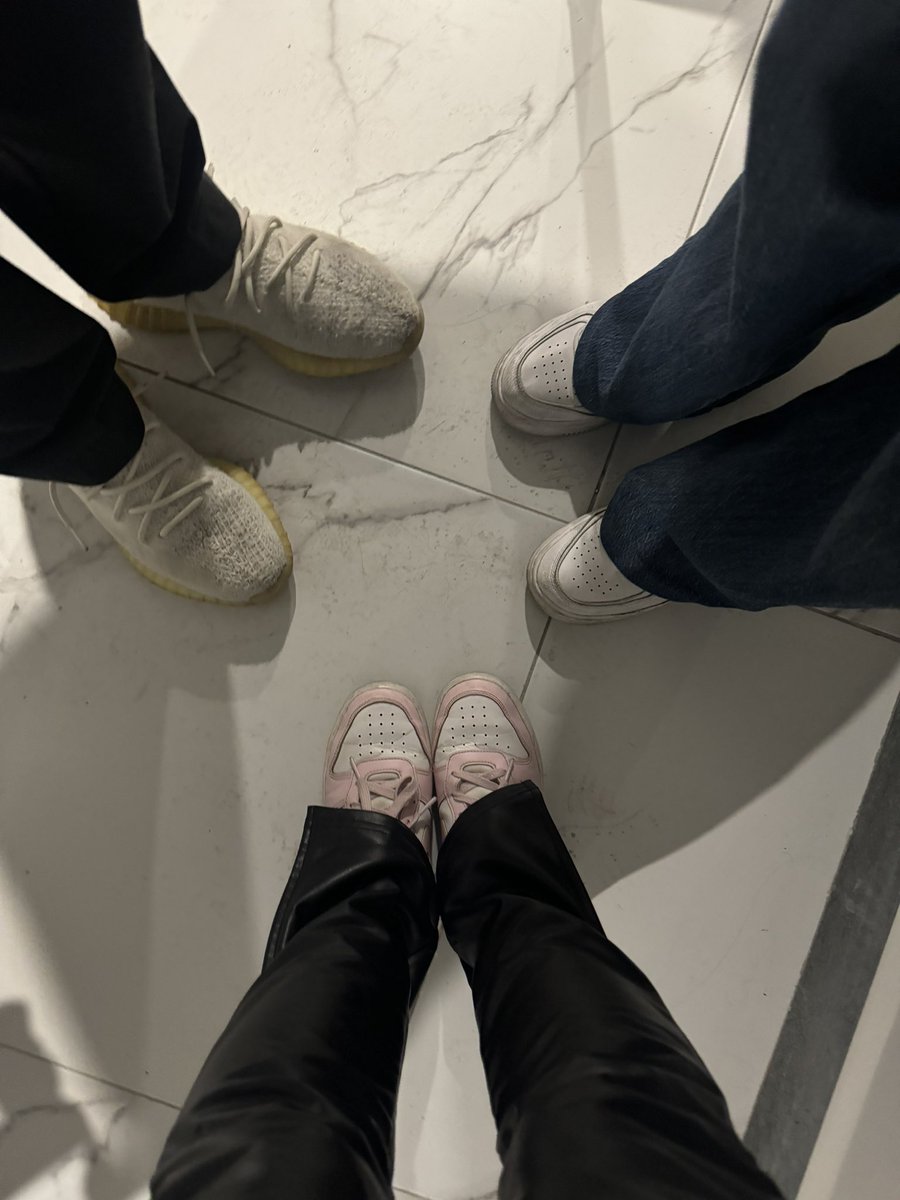 buchxna's tweet photo. mis bffs vaneh y rasta https://t.co/cKGyLfcOjv