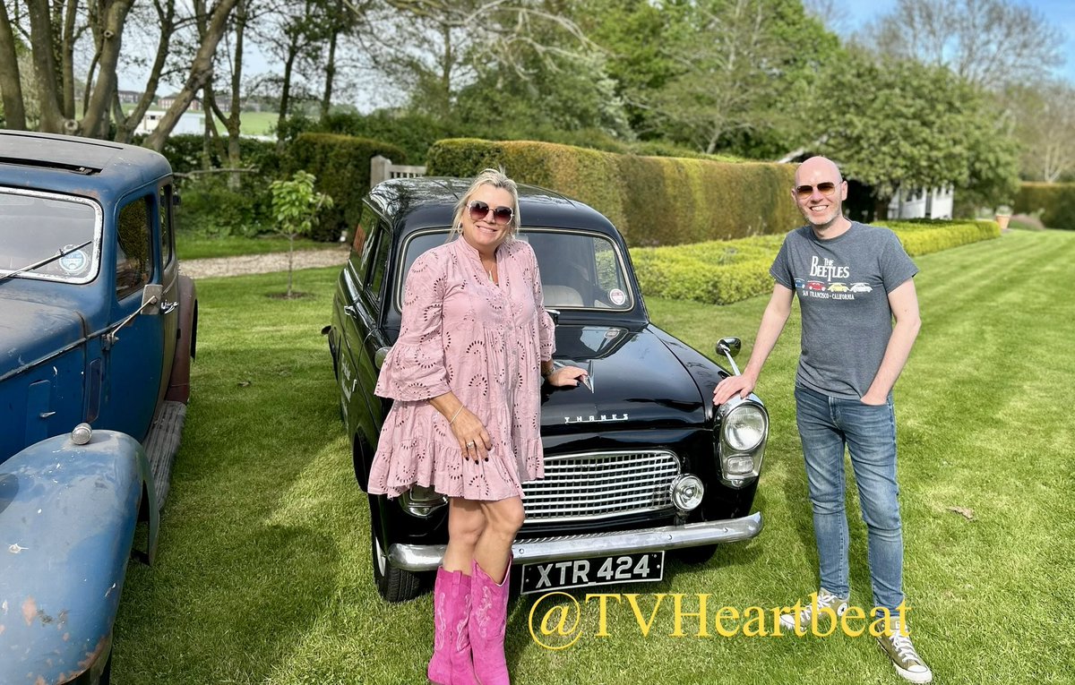 TvHeartbeat's tweet photo. For #FrontEndFriday; the brilliant little Rex van! These 1/76 and 1/43 scale custom made models are a gift from my friend and the detail on them is amazing! #FordThames #FordAnglia100e #ClassicFord #Heartbeat 🖤 https://t.co/ZugPHCaLTb