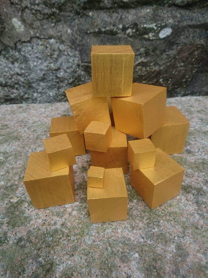 Tess_Machling's tweet image. A few years ago, I got into my dad&apos;s workshop &amp;amp; made these - wooden cubes, representing amount of gold alloy needed to make a torc.

Each cube is a specific torc. Last photo is size of the cube of gold alloy needed to make the Snettisham Great torc. 

#Archaeology #Gold #torcs