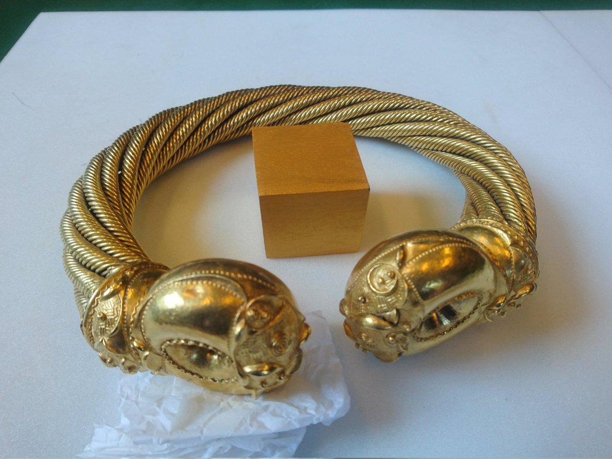 Tess_Machling's tweet image. A few years ago, I got into my dad&apos;s workshop &amp;amp; made these - wooden cubes, representing amount of gold alloy needed to make a torc.

Each cube is a specific torc. Last photo is size of the cube of gold alloy needed to make the Snettisham Great torc. 

#Archaeology #Gold #torcs