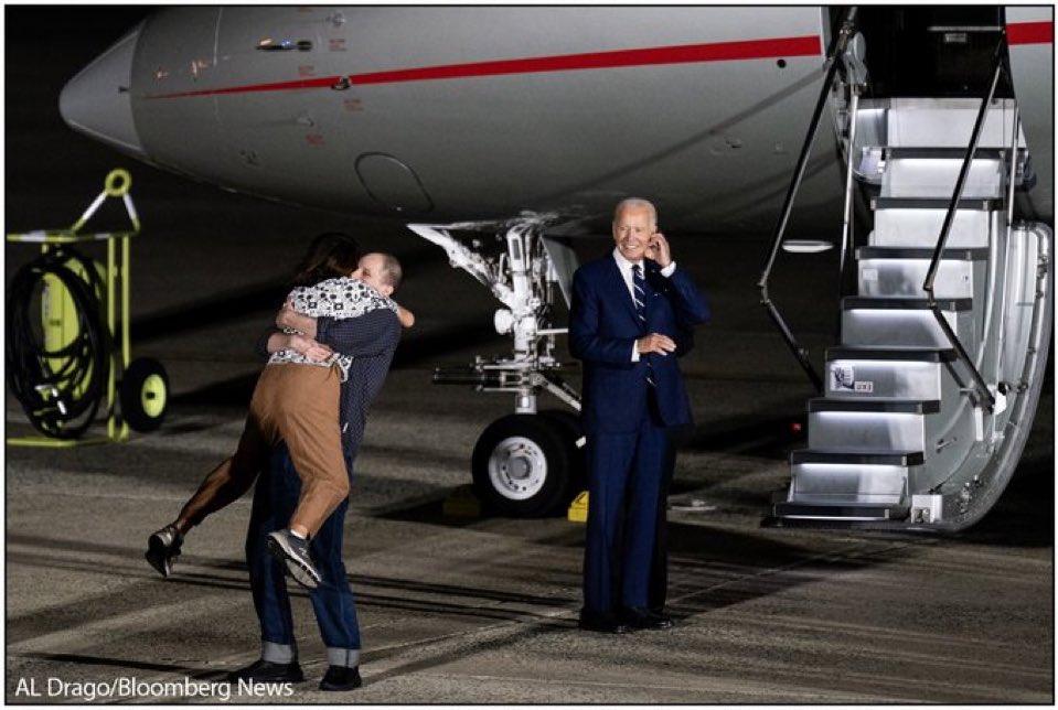 Evan Gershkovich, a free man, hugs his mum while Biden looks on. What a moment.
