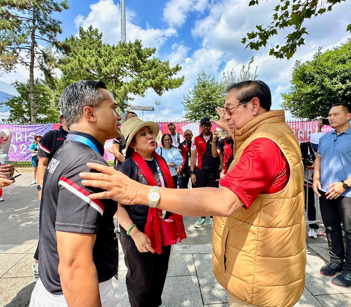 anindyabakrie's tweet image. Bersama Bu Titiek Soeharto bertemu dan berbincang dengan Presiden ke-6 RI Pak @SBYudhoyono

Pak SBY hadir di Paris untuk mendukung dan mendoakan atlet Indonesia yang tengah berjuang di Olimpiade Paris 2024.

#SBY #Olimpiade #olimpiadeparis2024 #CdMParis2024