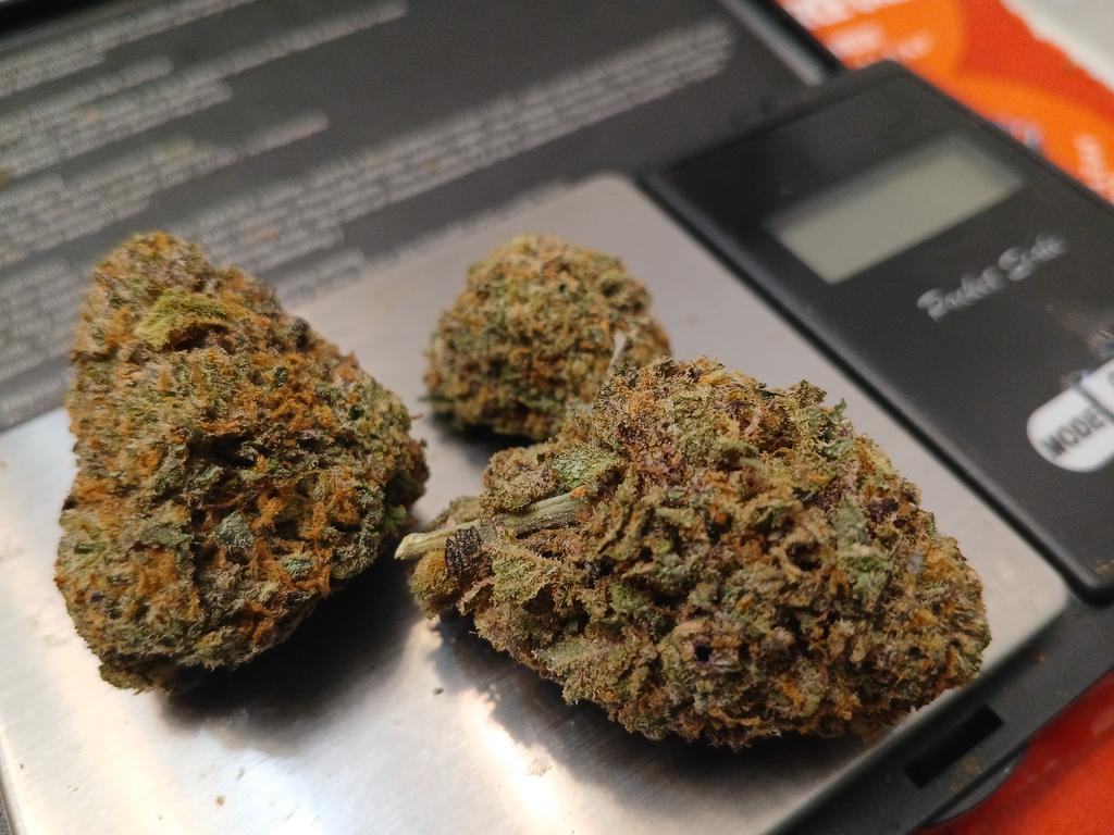 Floatin101's tweet image. Today's #Strain Review is Zoap. #Zoap is classy stuff. 1st hit a powdery candy sweetness with a clean floral smell/taste. #Headhigh has a euphoric feel, strong headhigh very good for music/vibing. #Bodyhigh is mellow but still very relaxing. Very wonderful strain #Marijuana #Weed