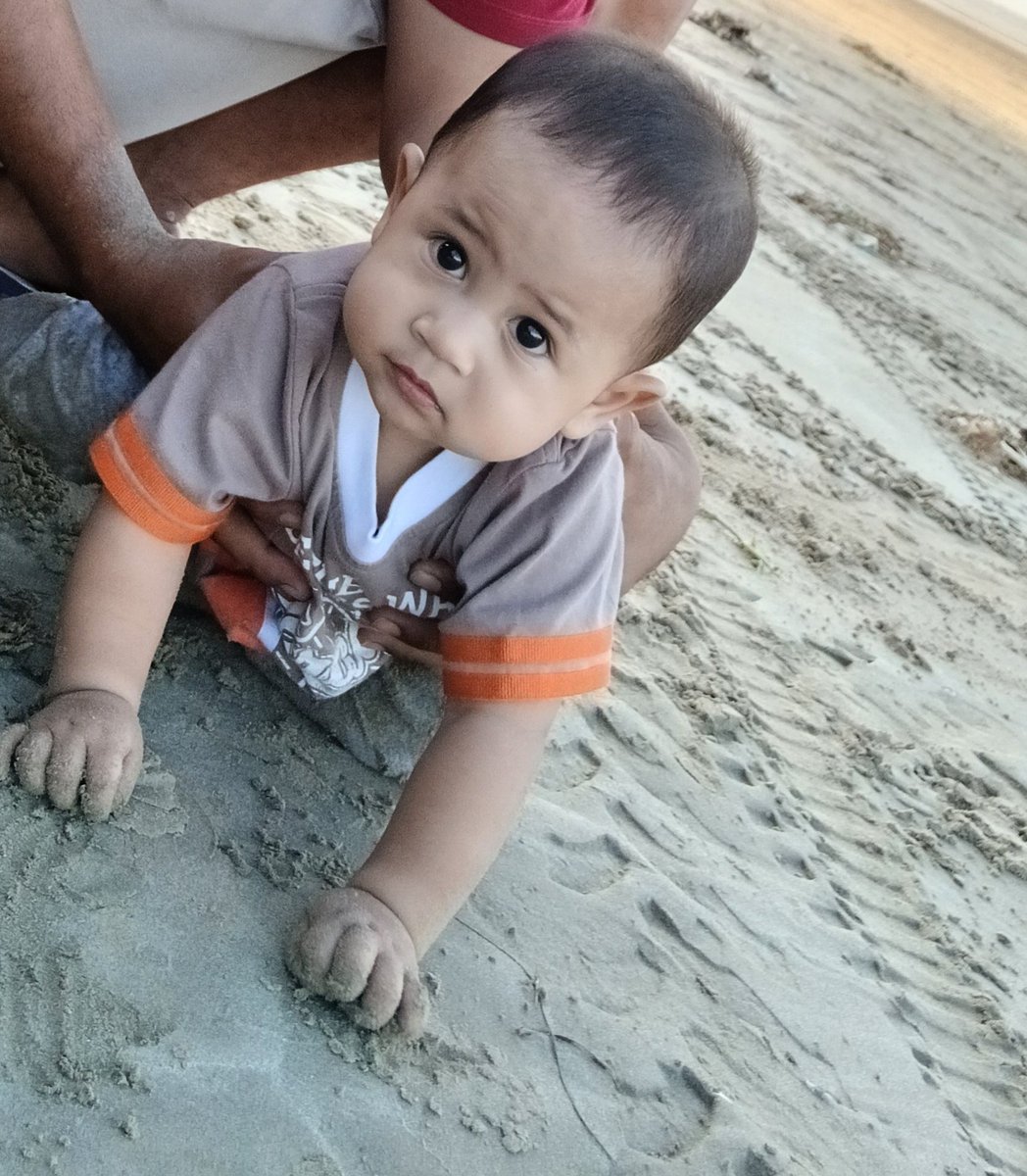 gitawnur's tweet image. "Ayah, nanti kalau Barra sudah 6 bulan ayok ajak ke pantai yaaa"