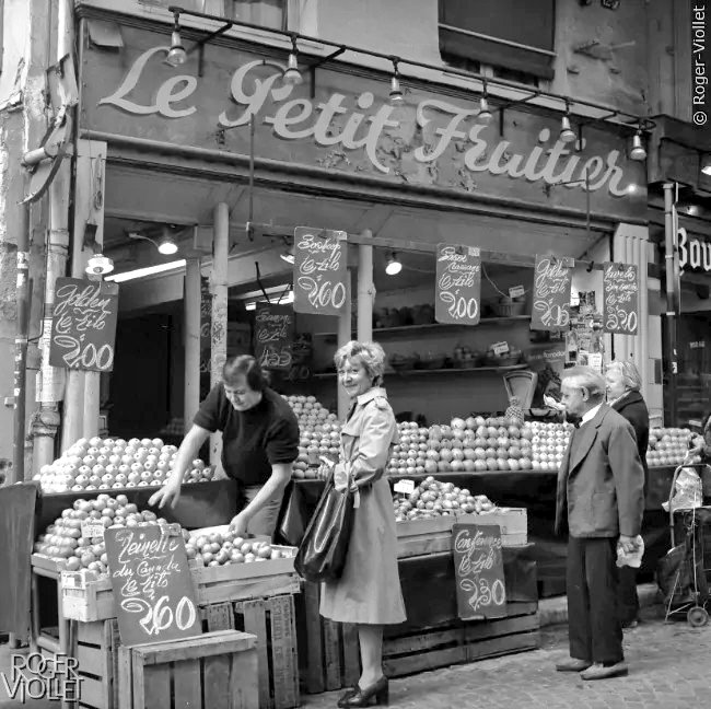 Roger-Viollet. 
Le Petit Fruitier, rue Mouffetard 
1977. Paris 5e