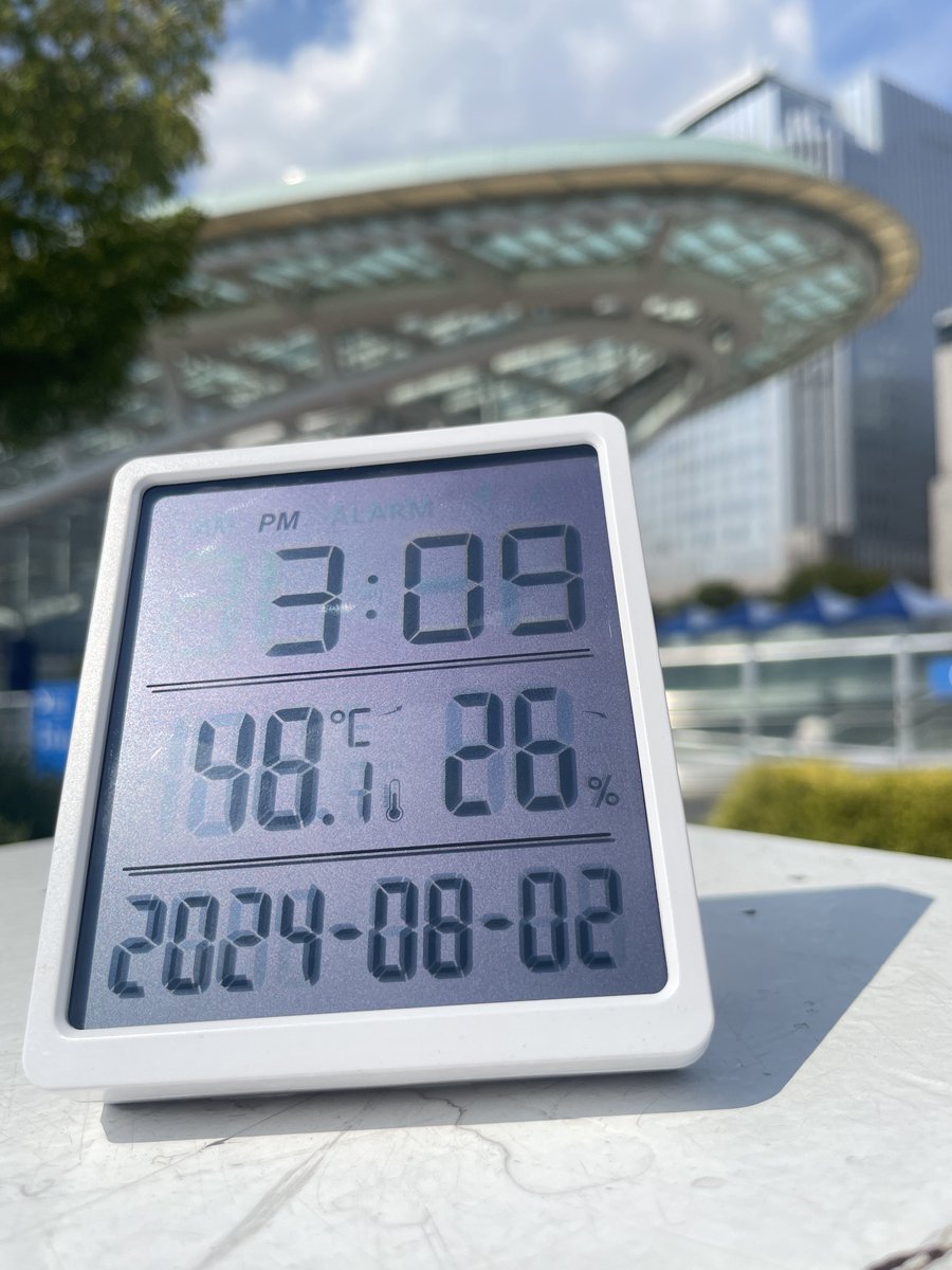 swind_prv's tweet photo. リアルガチでヤバすぎました

世界コスプレサミット会場のオアシス2は今日8/2の15時現在で気温が48度超え
しかも明日8/3はさらに気温が上がる予報です

#コスサミ 参加予定の皆さん、絶対に無理はせず、こまめに涼しいところに避難してください！！ https://t.co/Js4wkUToOk