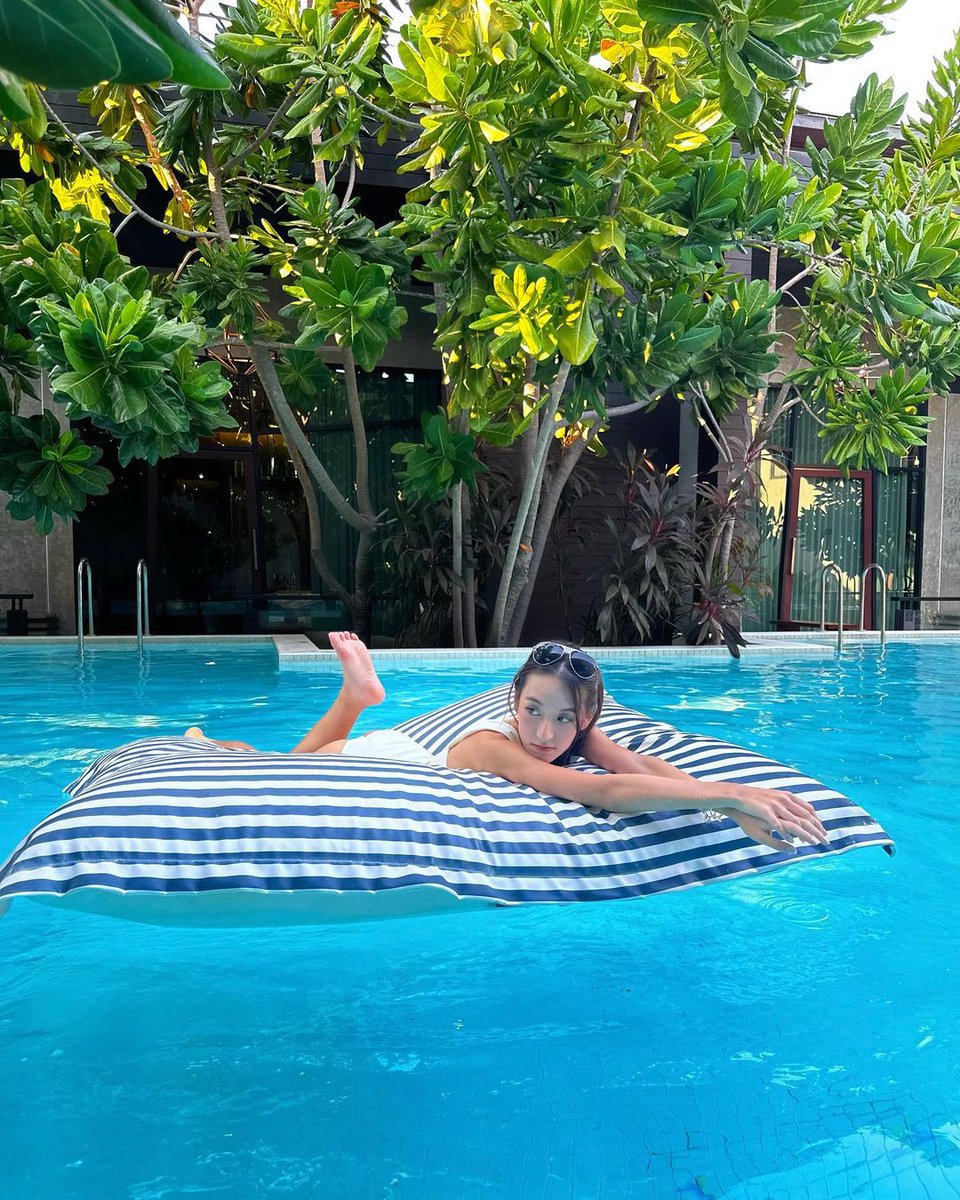 Floating on a dream 🌺🌴✨🐬