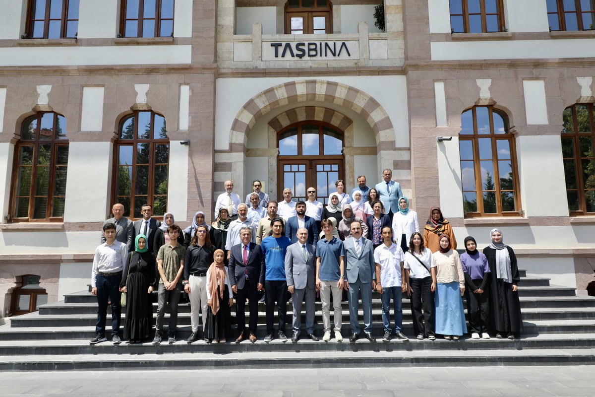 konya_sal's tweet photo. YKS'de ilk 100'de yer alan öğrencilerimizle Konya Valiliği, Konya Büyükşehir Belediyesi ve İl MEM tarafından tertip edilen programa iştirak ettik. Bu vesile ile öğrencilerimiz Betül Türkyılmaz ve Enes Karafil'i tebrik ediyor, emeği geçen öğretmenlerimize teşekkür ediyoruz. https://t.co/266FrmMxVE
