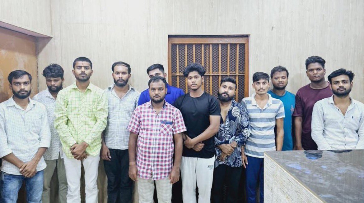 लखनऊ में लड़की के साथ अभद्रता और छेड़खानी हुई. इस मामले में विधानसभा में मुख्यमंत्री योगी ने दो नाम लिए - पवन यादव और मोहम्मद अरबाज़

इस मामले में और भी आरोपी हैं. इन लफ़ंगों के नाम क्यों नहीं लिये?

1. सुनील कुमार
2. विराज साहू
3. अर्जुन अग्रहरि
4. रतन गुप्ता
5. अमन गुप्ता
6.