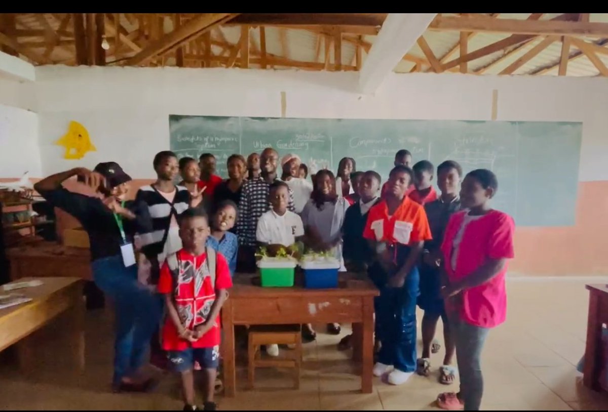 SandrineMitin's tweet photo. In another session of urban gardening, we are doing the hydroponics systems which is the growing of plants on a nutrient-rich solution, typically in water or a soilless growing medium.
#urbanfarming #smartstemacademy #foodsecurity #environmentalawareness @ASOWOS1 @WFP_Cameroon https://t.co/M05L2gDbaY
