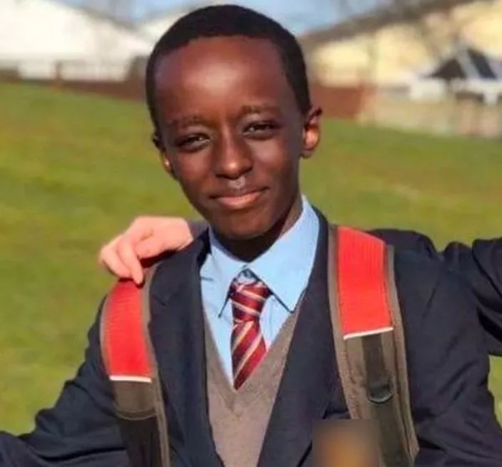 racismocontrapt's tweet photo. 📷Não sejas manipulado pelos media!
Eles mostraram uma foto do assassino das 3 crianças quando era criança, para dar um ar de inocência e normalidade ao africano.
Mas esta é a sua fotografia no tribunal, a rir-se com a tragédia. https://t.co/K2HM9uQD6w