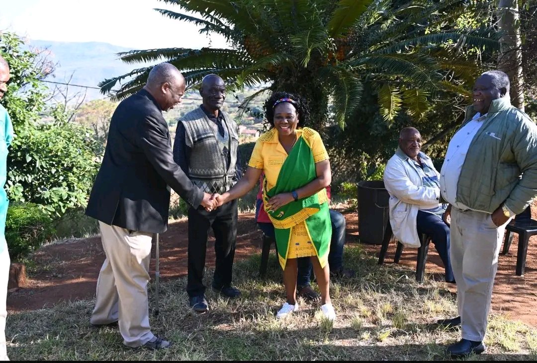 ThAfricanRoyals's tweet photo. #SouthAfrica🇿🇦 HRH Regent Prince Mpapatla Modjadji of BaLobedu received the speaker of Limpopo legislature Hon. Makoma Makhurupetje during her courtesy visit to Modjadji royal council
#modjajdji #princempapatlamodjadji #balobedu #lobedu #africanroyals #africanroyalfamilies https://t.co/cvd6KmXReo