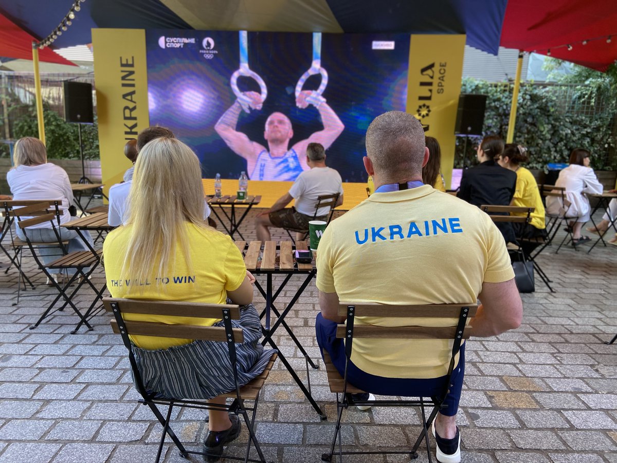 Gertz68's tweet photo. Etwas über das Team Ukraine bei #Paris2024 . Die Hochspringerin aus Bachmut, der Ringer aus Kiew, die Fechterin aus Mykolajiw. Über Traurigkeit, Verzweiflung - und auch über Resilienz. #Seite3 in der @SZ https://t.co/XP3EIAq9ss