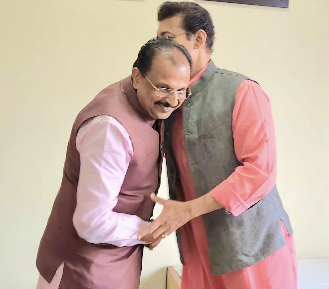 आज उत्तर प्रदेश के श्रम एवं सेवायोजन राज्यमंत्री भवन एवं अन्य सन्निर्माण कर्मकार राज्य परामर्शदात्री समिति के अध्यक्ष डॉ.रघुराज सिंह जी से मुलाकात की और विकास योजनाओं पर विस्तार से चर्चा हुई।

<a href="/ThRaghurajSingh/">Dr.Raghuraj Singh</a>