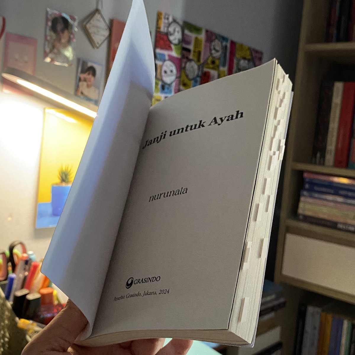 Buku yang akan aku ingat sepanjang masa, banyak banget pelajaran yg aku dapat dari baca buku ini🤩 quotesnya terngiang-ngiang di kepala bahkan setelah berhari-hari aku selesai membaca💕

Tentang perjalanan Elang mencari ayah, dan menemukan dirinya sendiri.