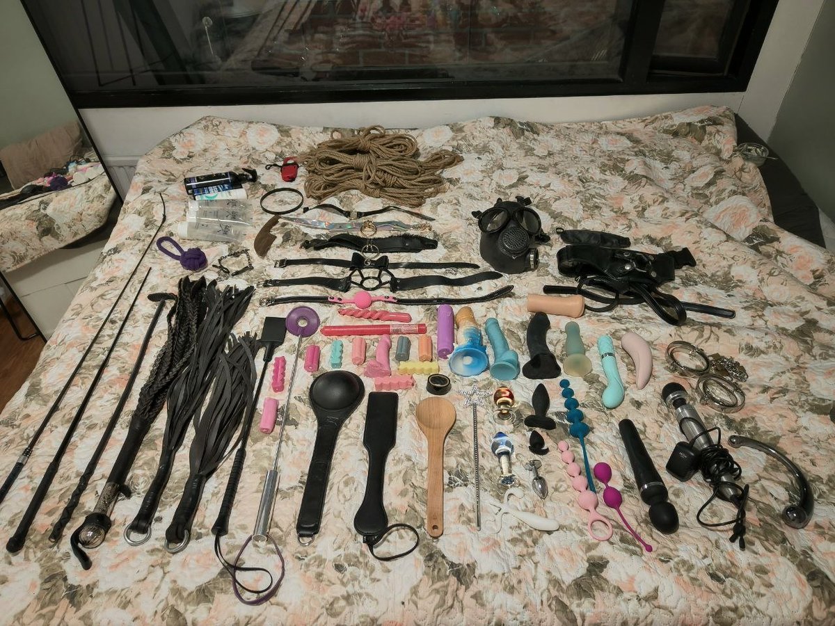 redraspberrypi's tweet photo. I was cleaning out my toy box yesterday. Here's the current collection 🖤

#sextoys #sextoycollection #femdom https://t.co/kM0Jpd4GsL