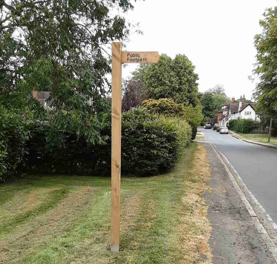 essexhighways's tweet photo. Happy #FingerpostFriday! Check out this newly installed fingerpost located opposite the entrance to footpath 25 #Henham.
If you would like to explore this route or another Public Right of Way (PRoW) route check out our interactive map https://t.co/PU11LcO77v https://t.co/RT600tiAqf