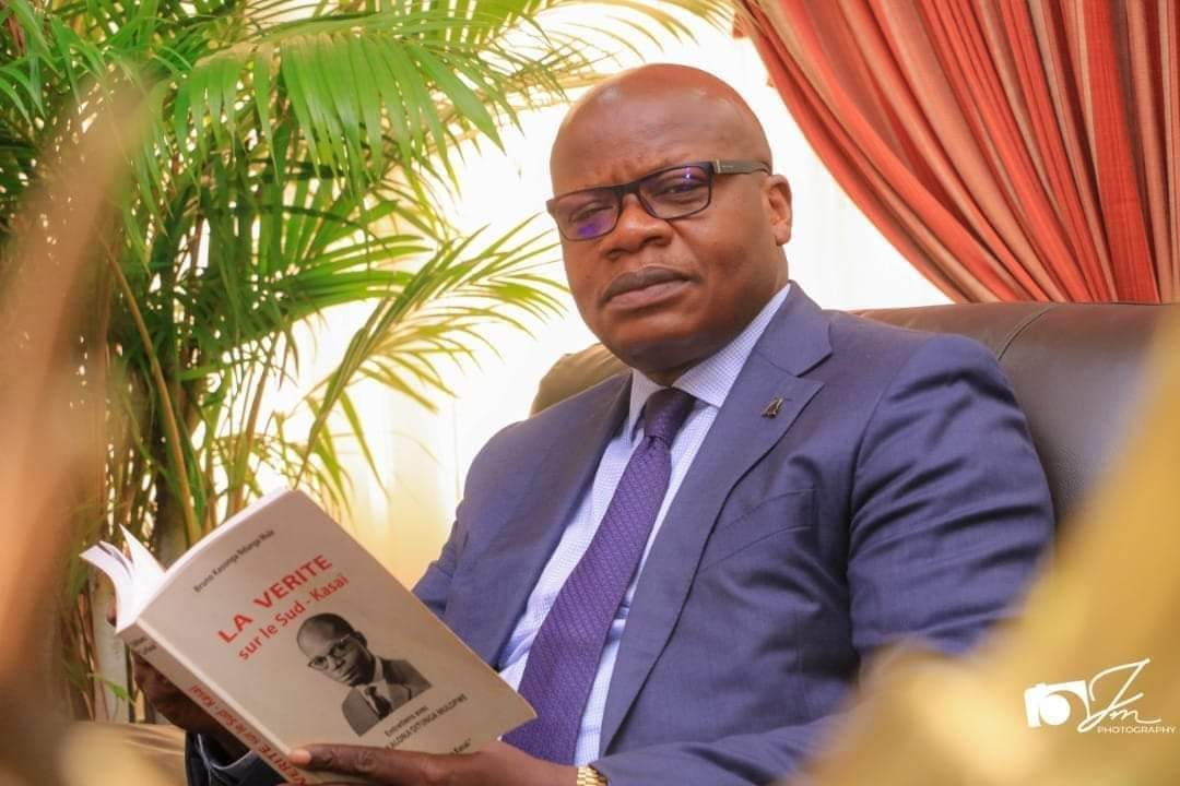 benbabunga's tweet photo. Thomas LUHAKA LOSENDJOLA
Assistant-professeur à l'Université Panthéon-Assas (Paris II), il rejoint la rébellion du RCD à Goma vers la fin 1998. Lors de la première dissension au sein du mouvement en mai 1999, il fait le choix de s'associer à Wamba dia Wamba qui s'installe à Kisangani, avant de s'allier finalement à Jean-Pierre Bemba, au sein de la rébellion du Mouvement de Libération du Congo (MCL). 
Pendant les 5 ans que durent ces guerres de rébellion, Thomas Luhaka fait partie des principaux lieutenants de Jean-Pierre Bemba au sein du MCL. Lors de la mise en place des institutions de transition, il est désigné président de l'Assemblée nationale de transition (composante MLC). En 2014, il se rapproche de Joseph Kabila et est nommé Vice-Premier ministre, ministre des Postes et Télécommunications (PT) et des Nouvelles technologies de l’information et de la communication (NTIC); puis Ministre des Infrastructures (2016 à 2019) et, enfin, Ministre de l'Enseignement supérieur et universitaire (2019 à 2021).
