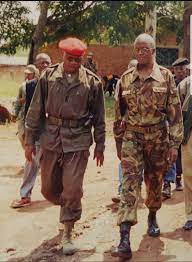 benbabunga's tweet photo. Thomas LUHAKA LOSENDJOLA
Assistant-professeur à l'Université Panthéon-Assas (Paris II), il rejoint la rébellion du RCD à Goma vers la fin 1998. Lors de la première dissension au sein du mouvement en mai 1999, il fait le choix de s'associer à Wamba dia Wamba qui s'installe à Kisangani, avant de s'allier finalement à Jean-Pierre Bemba, au sein de la rébellion du Mouvement de Libération du Congo (MCL). 
Pendant les 5 ans que durent ces guerres de rébellion, Thomas Luhaka fait partie des principaux lieutenants de Jean-Pierre Bemba au sein du MCL. Lors de la mise en place des institutions de transition, il est désigné président de l'Assemblée nationale de transition (composante MLC). En 2014, il se rapproche de Joseph Kabila et est nommé Vice-Premier ministre, ministre des Postes et Télécommunications (PT) et des Nouvelles technologies de l’information et de la communication (NTIC); puis Ministre des Infrastructures (2016 à 2019) et, enfin, Ministre de l'Enseignement supérieur et universitaire (2019 à 2021).