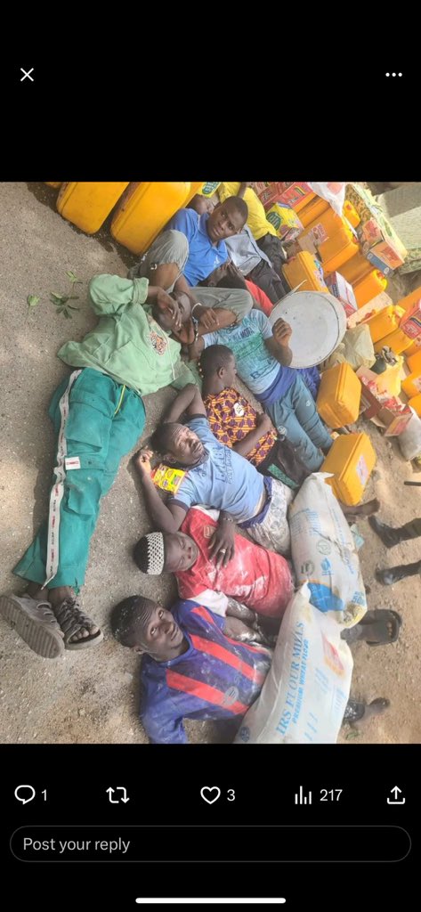aaidris959's tweet photo. @sowore @officialABAT @PoliceNG My brother look at the arsenal jersey this boy is wearing,  is it the 1 arsenal used in 2010 or 2011? NO!. It’s most recent arsenal jersey which proves that this picture was taken yesterday. There is a reason why god gave you sense pls ! https://t.co/RyVEkTvqoS