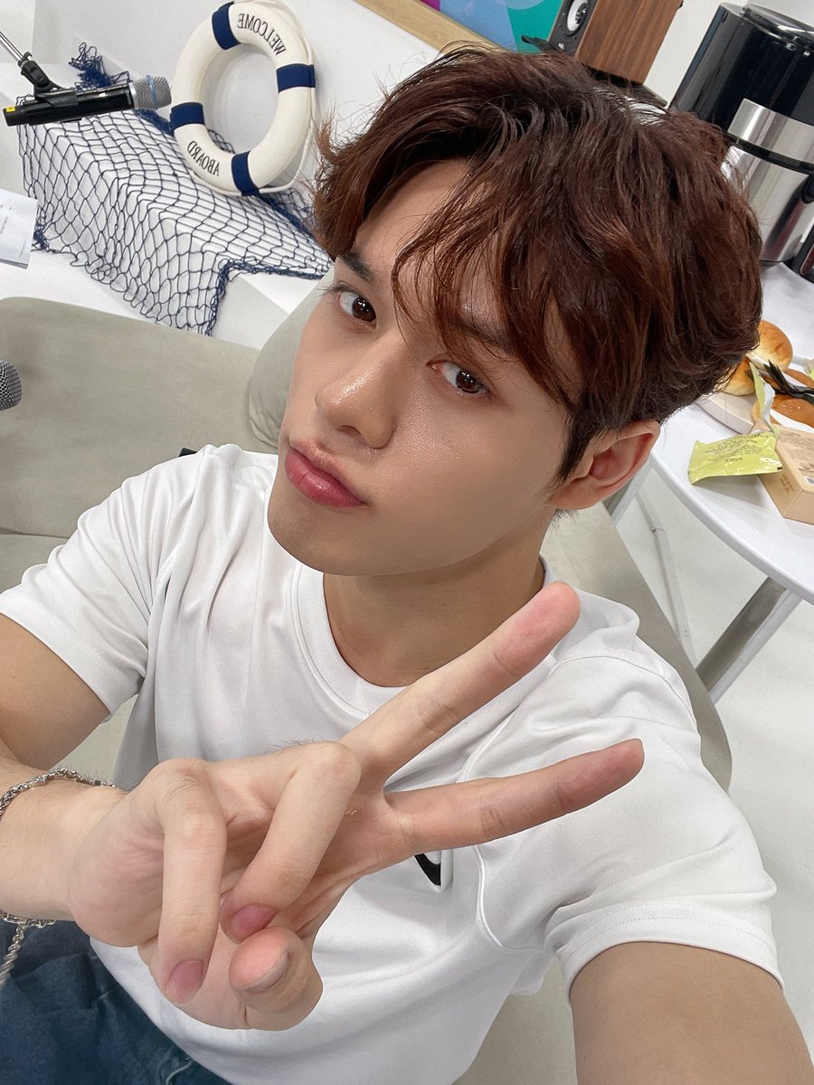 GHOST9OFFICIAL's tweet photo. 📻 240802 #프린스
Arirang Radio "RADIO' CLOCK" 완료
⠀
라디오클락의 인싸파티!!
오늘 방송에서 빵을 해먹었는데 뭔가… 좀 애매하네요 🤔 
암튼 좋은 주말 보내세요 :)
　⠀
#GHOST9 #고스트나인
#PRINCE
#Arirang_Radio #Radio_Clock https://t.co/PMJeAiF9fD