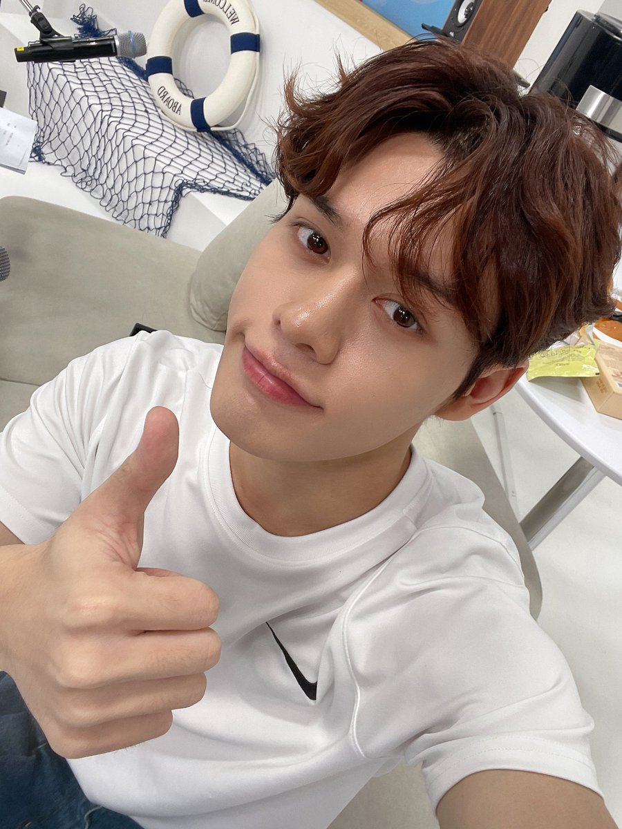 GHOST9OFFICIAL's tweet photo. 📻 240802 #프린스
Arirang Radio "RADIO' CLOCK" 완료
⠀
라디오클락의 인싸파티!!
오늘 방송에서 빵을 해먹었는데 뭔가… 좀 애매하네요 🤔 
암튼 좋은 주말 보내세요 :)
　⠀
#GHOST9 #고스트나인
#PRINCE
#Arirang_Radio #Radio_Clock https://t.co/PMJeAiF9fD