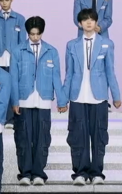 kaynextdoorz's tweet photo. HANGYEOL AND HYEONGJUN HOLD HANDS DURING ELIM??? im genuinely going to vomit stop this stop it https://t.co/kM3s6usQGh