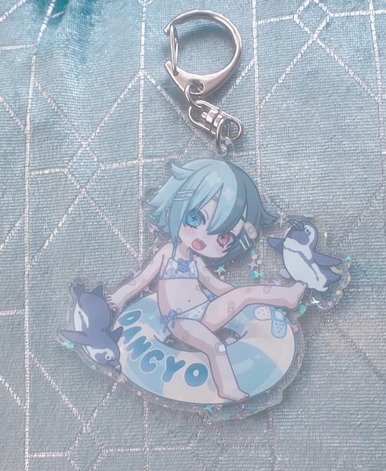 コミケ用アクキーのサンプル届きました!
ラメやパステルカラーのホロが入っててかわいすぎる…
絵柄は表面プリントですが、剥がれ防止のグロス加工もしっかりされてます🫶🩵 