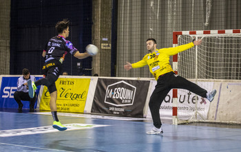 TodoBalonmano3's tweet photo. 💣Kristof Palasics puede abandonar @ciudadlogronobm y recalar en el @modalidadesslb de manera inmediata
🔁El Veszprem, propietario del portero, así lo habría decidido y regresaría al club magiar al finalizar esta temporada https://t.co/9BwcPvN7je