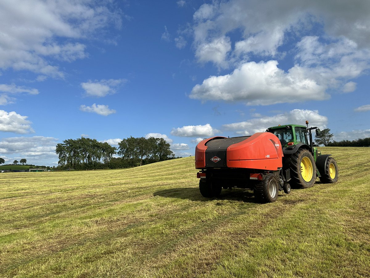 KieranGovern's tweet photo. @Louise_utv @barrabest @bbcweather @utv Sun shining, heat rising and engines roaring. 2nd cut silage finished with us out of Omagh. https://t.co/Y43DsBhFGE