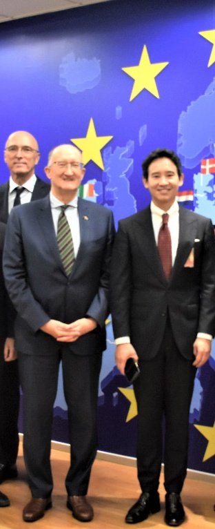 DavidDalyEU's tweet photo. Great meeting of EU Ambassadors &amp; @Pita_MFP of Move Forward Party (biggest with 148 MPs), as part of our ongoing outreach to Thai political parties. 🇪🇺🇹🇭EU-Thailand relations (FTA), IUU fisheries, geopolitics &amp; Thai political &amp; economic issues were discussed. https://t.co/VwFEtsn4Qr