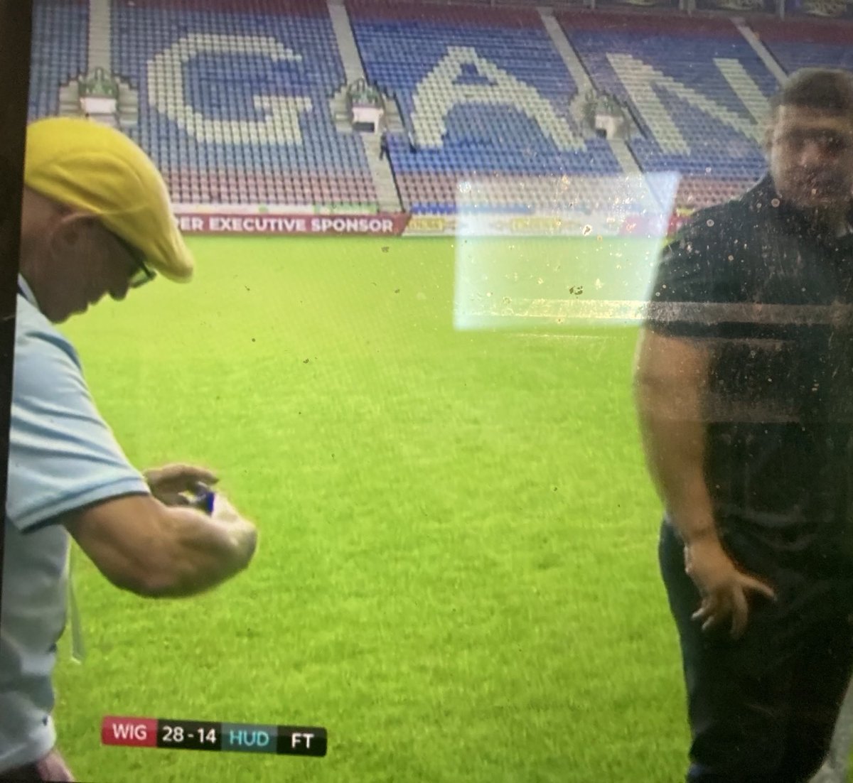 This man gets everywhere ⁦<a href="/TheJackDearden/">Jack Dearden</a>⁩. Not sure what Matt Peet ⁦<a href="/WiganWarriorsRL/">Wigan Warriors 🍒⚪️</a>⁩ is thinking? #rugbyleague