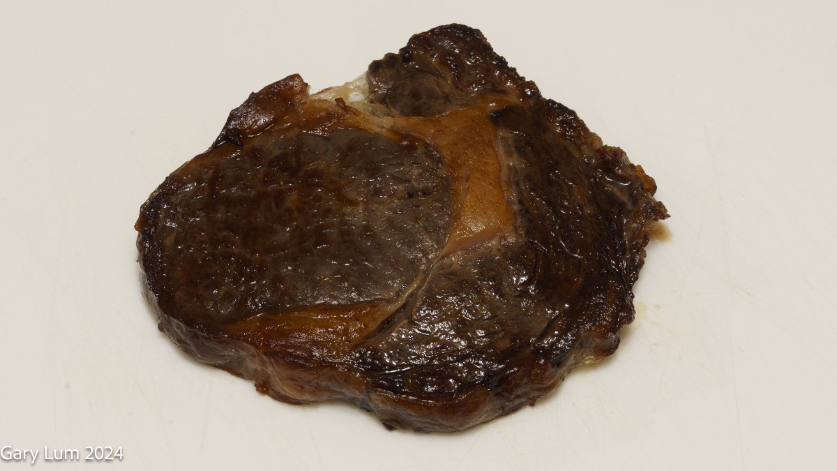 Yummy_Lummy's tweet image. I bought this scotch fillet steak from a supermarket. It cost about $AUD20. I dry-brined it overnight and cooked it in a carbon-steel frypan, flipping the steak every 30 seconds. I let it rest for 5 minutes in an aluminium foil envelope and then sliced it. #meat #meatisgood