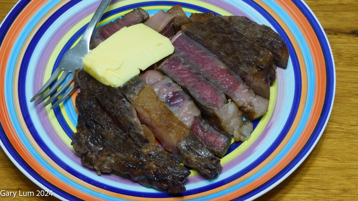 Yummy_Lummy's tweet image. I bought this scotch fillet steak from a supermarket. It cost about $AUD20. I dry-brined it overnight and cooked it in a carbon-steel frypan, flipping the steak every 30 seconds. I let it rest for 5 minutes in an aluminium foil envelope and then sliced it. #meat #meatisgood