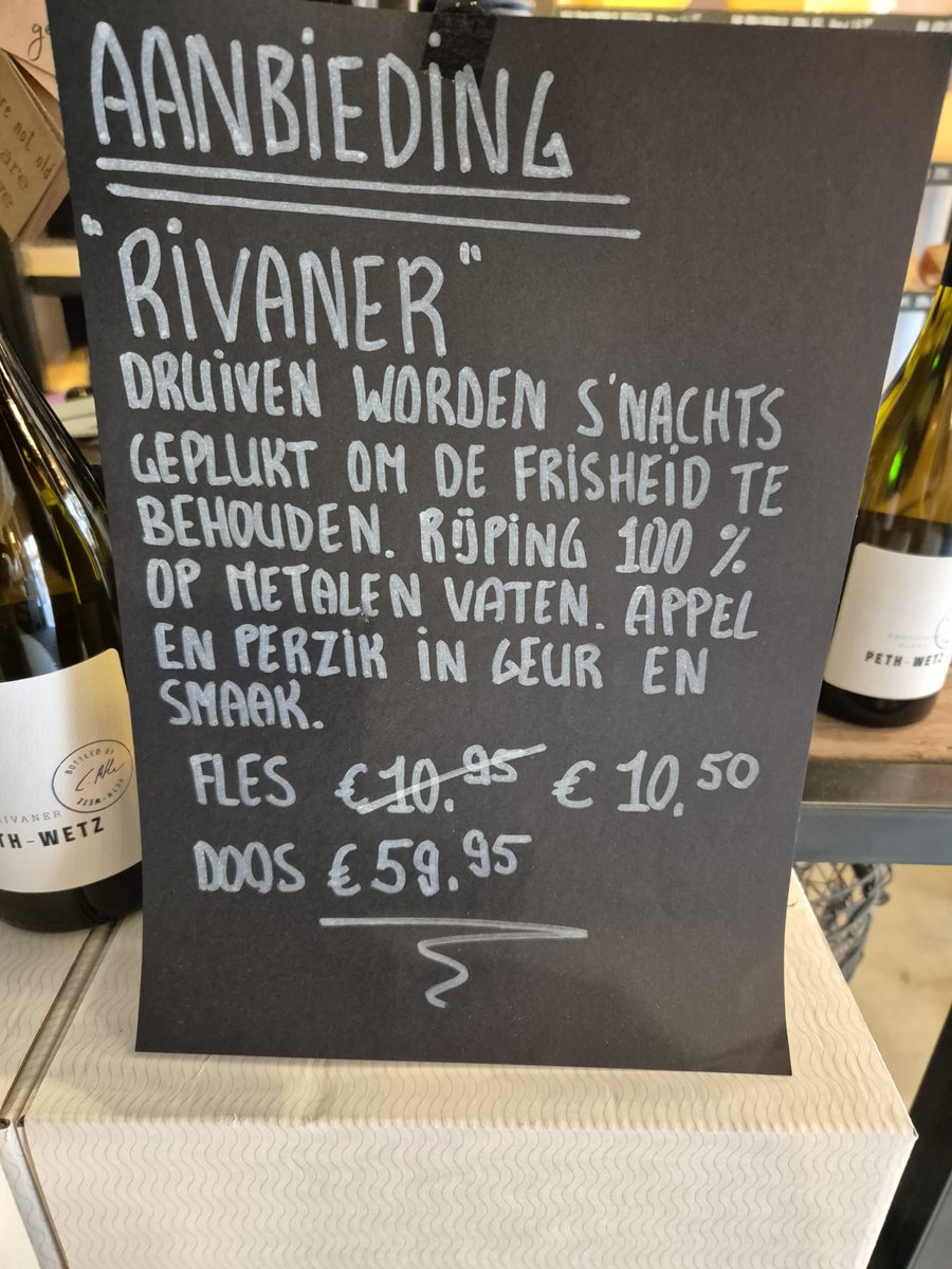 𝐌𝐚𝐚𝐧𝐝 𝐚𝐚𝐧𝐛𝐢𝐞𝐝𝐢𝐧𝐠 🍷🥂
De Rivaner van wijnhuis 'Peth Wetz' is een super lekkere wijn met frisse zuren en een heerlijke geur van muskaat. Met een subtiel zoetje en mooie balans is deze droge witte wijn een topper!  Nu in de aanbieding! ☀️🌻
📍 De Kaashelden, Dalfsen