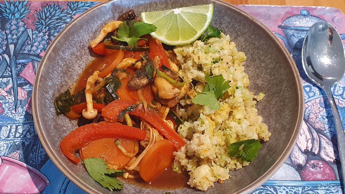 EcoPaulPeace's tweet photo. Thai red curry and caulflower rice with capsicum, lime, and caoriander leaves. #wfpbd #vegan #planetaryhealth https://t.co/WMowcKA1Tk