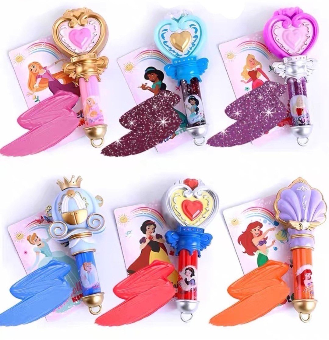 ABookCastle's tweet image. Disney Princess Nail Polish

** งานแท้ 100% **
สีทาเล็บเจ้าหญิงดิสนีย์ 👑
สูตรน้ำ แห้งไว สามารถลอกเป็นแผ่นได้ 💅🏻
ไม่มีแอลกอฮอล์ หรือสารเคมี 
ปลอดภัย ต่อเล็บเด็กๆ

ในเซ็ต มียาทาเล็บ 6 สี แบ่งเป็น
- กากเพชร 2 ขวด
- สีพื้น 4 ขวด 
พร้อมการ์ดเจ้าหญิง

ราคา 399฿ (ปกติ 1,290฿)
ค่าส่ง 40