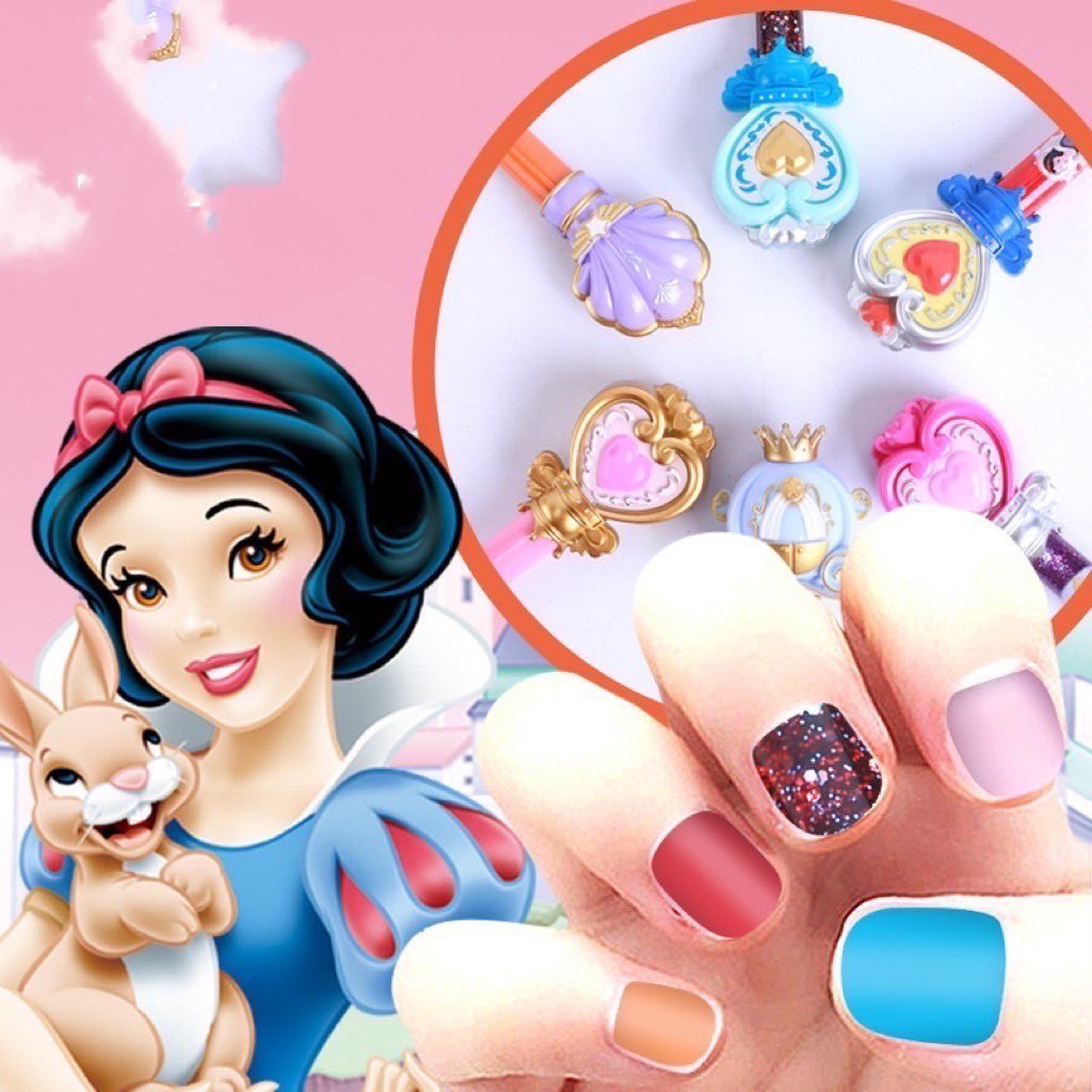 ABookCastle's tweet image. Disney Princess Nail Polish

** งานแท้ 100% **
สีทาเล็บเจ้าหญิงดิสนีย์ 👑
สูตรน้ำ แห้งไว สามารถลอกเป็นแผ่นได้ 💅🏻
ไม่มีแอลกอฮอล์ หรือสารเคมี 
ปลอดภัย ต่อเล็บเด็กๆ

ในเซ็ต มียาทาเล็บ 6 สี แบ่งเป็น
- กากเพชร 2 ขวด
- สีพื้น 4 ขวด 
พร้อมการ์ดเจ้าหญิง

ราคา 399฿ (ปกติ 1,290฿)
ค่าส่ง 40