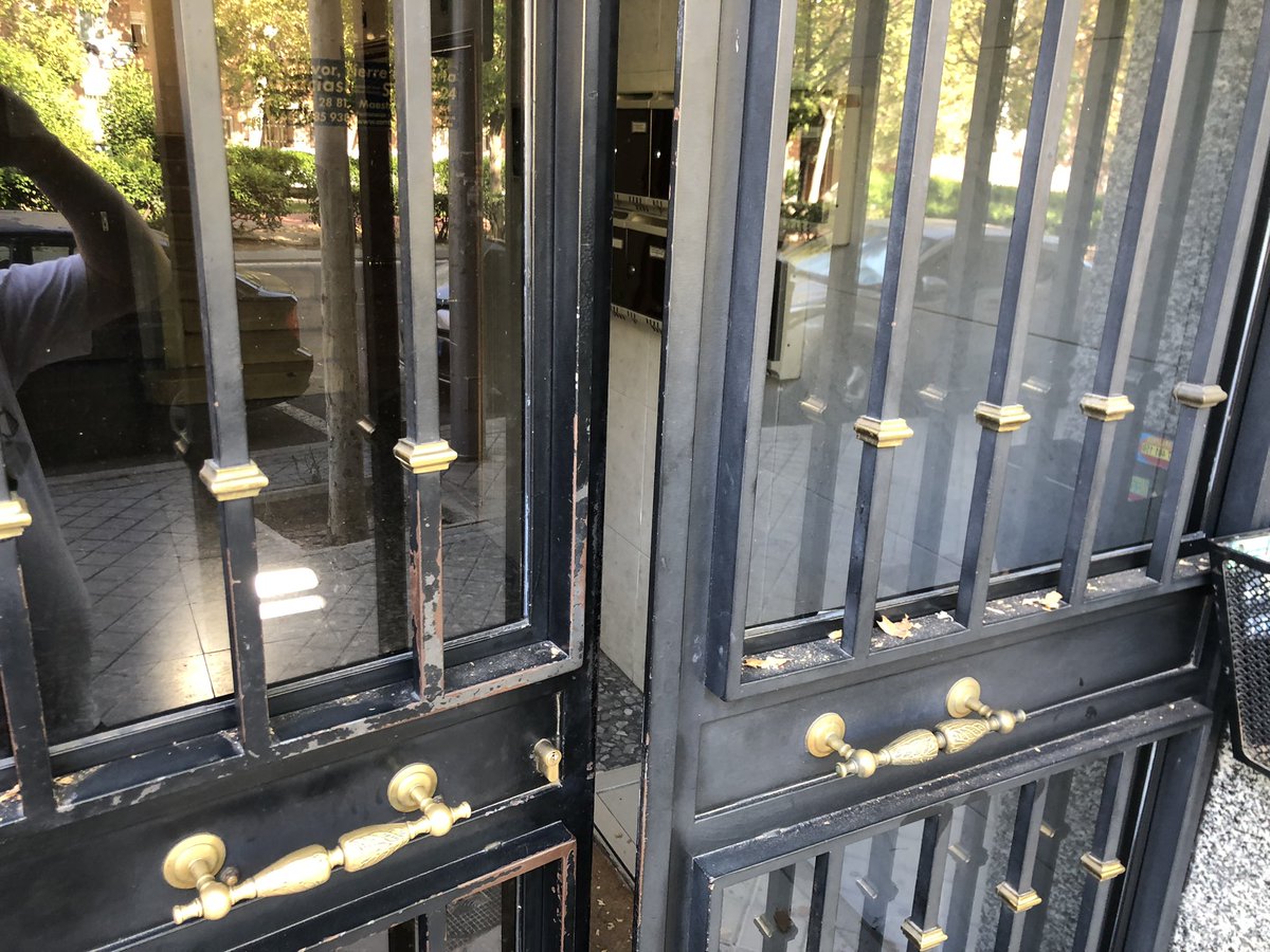 Así limpio yo <a href="/MADRID/">Ayuntamiento Madrid</a> <a href="/Lineamadrid/">Línea Madrid</a> <a href="/AscoMadrid/">Madrid Da Asco</a> pasar la sopladora y pasarle la mierda a otro para que la quite no es limpiar.