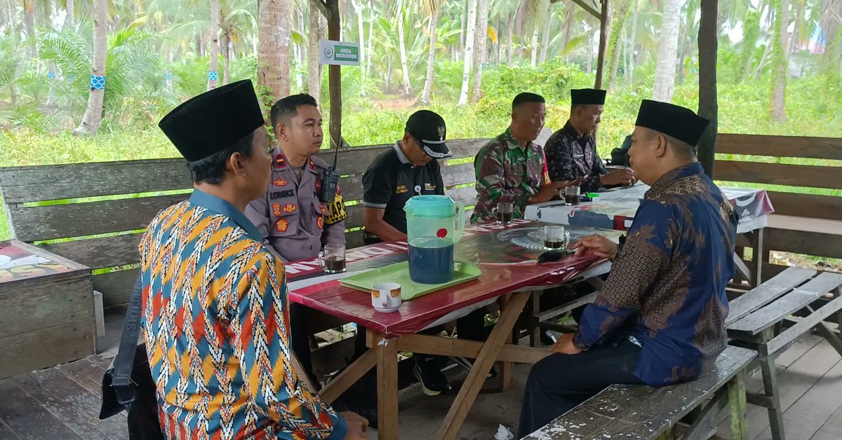 PSegedong's tweet photo. Bersama Forkompincam, Polsek Segedong laksanakan Jumat Curhat dalam rangka Cooling System jelang Pilkada 2024.
#polripresisi2024 
#humaspoldakalbar 
#humaspolresmempawah 
#polresmempawahbestari 
#kecamatansegedong 
,#coolingsystem 

#polresmempawah 
#kapolresmempawah https://t.co/SG8NXWwT6F