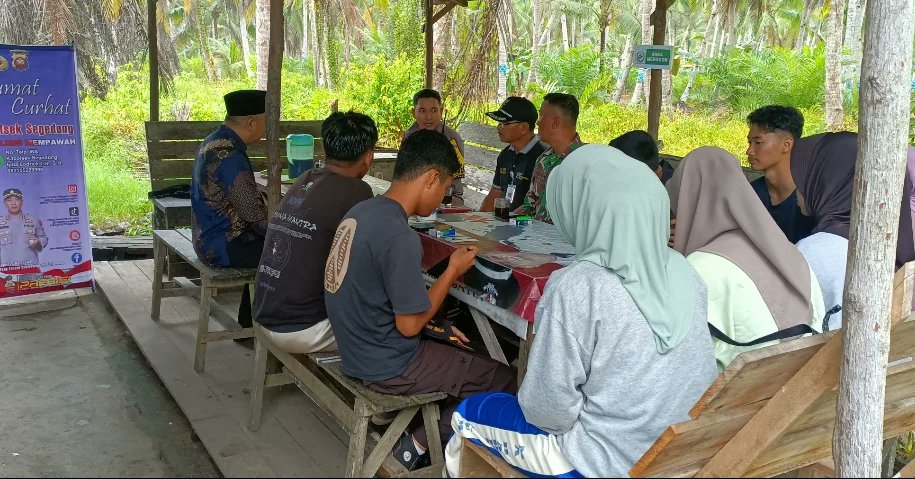PSegedong's tweet photo. Bersama Forkompincam, Polsek Segedong laksanakan Jumat Curhat dalam rangka Cooling System jelang Pilkada 2024.
#polripresisi2024 
#humaspoldakalbar 
#humaspolresmempawah 
#polresmempawahbestari 
#kecamatansegedong 
,#coolingsystem 

#polresmempawah 
#kapolresmempawah https://t.co/SG8NXWwT6F