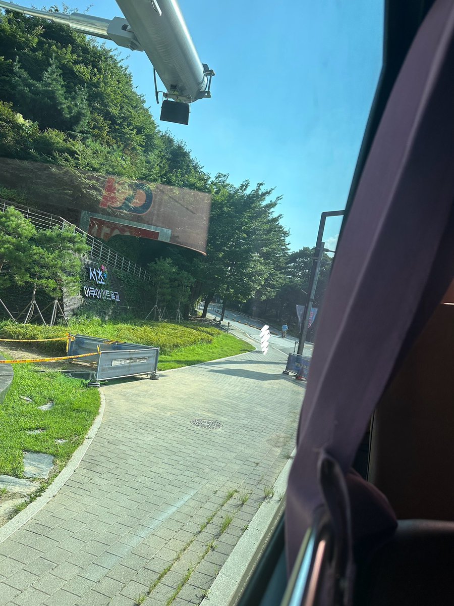 Lao_1485's tweet photo. 예당 앞에서 종인이 자만추 한 썰...

일정 끝나고 집 가다가 잘생긴 김종인이 지나가서...😳 잠시 굳은 후에 일단 뒷모습이라도 찍었습니다.. 하늘색 셔츠를 입었고, 그의 자전거와 함께,, 순간 뮤비 보는 줄 알았어요 물론 더운지 표정은 뿌- 였지만ㅋㅋ 좀 더 정신 빨리 차리고 찍을 걸 후회 중..🥹 https://t.co/sct2c3ue2l