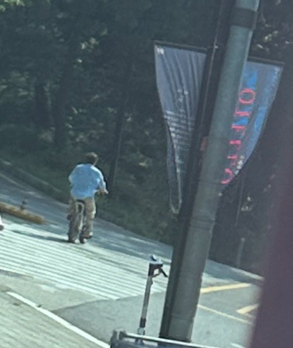 예당 앞에서 종인이 자만추 한 썰...

일정 끝나고 집 가다가 잘생긴 김종인이 지나가서...😳 잠시 굳은 후에 일단 뒷모습이라도 찍었습니다.. 하늘색 셔츠를 입었고, 그의 자전거와 함께,, 순간 뮤비 보는 줄 알았어요 물론 더운지 표정은 뿌- 였지만ㅋㅋ 좀 더 정신 빨리 차리고 찍을 걸 후회 중..🥹