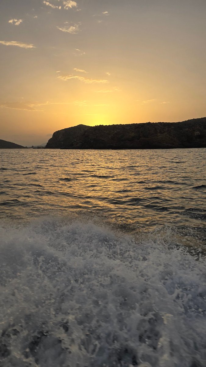 Ayer... salida en barco nocturna para un baño estupendo en la isla de Paco en Mazarrón ❤️🌅🛥

No hacen falta filtros ante tanta belleza... 🧡

#SummerStyle #Murcia