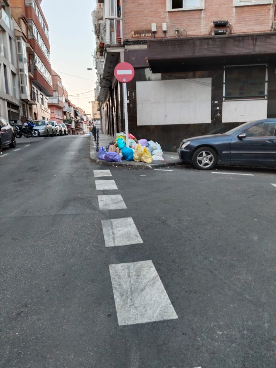 AVVBarrioMosca's tweet photo. @jmd_usera esto que es ...a ver hasta donde podemos hacer un castillo de mi3rda? @Lineamadrid c. María Antonia. #usera el suelo no está para limpiarlo, está para cambiar los adoquines directamente #warripop #rutadelacaca https://t.co/gxKenDLK1Y
