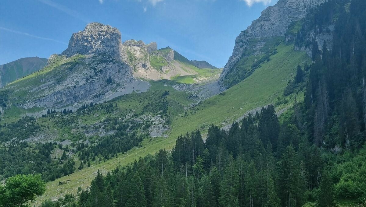 franceinter's tweet image. #Randonnée, #alpinisme : des activités d'été aux risques parfois sous-évalués. Reportage dans le massif des Aravis. ➡️ l.franceinter.fr/C0B

#Montagne